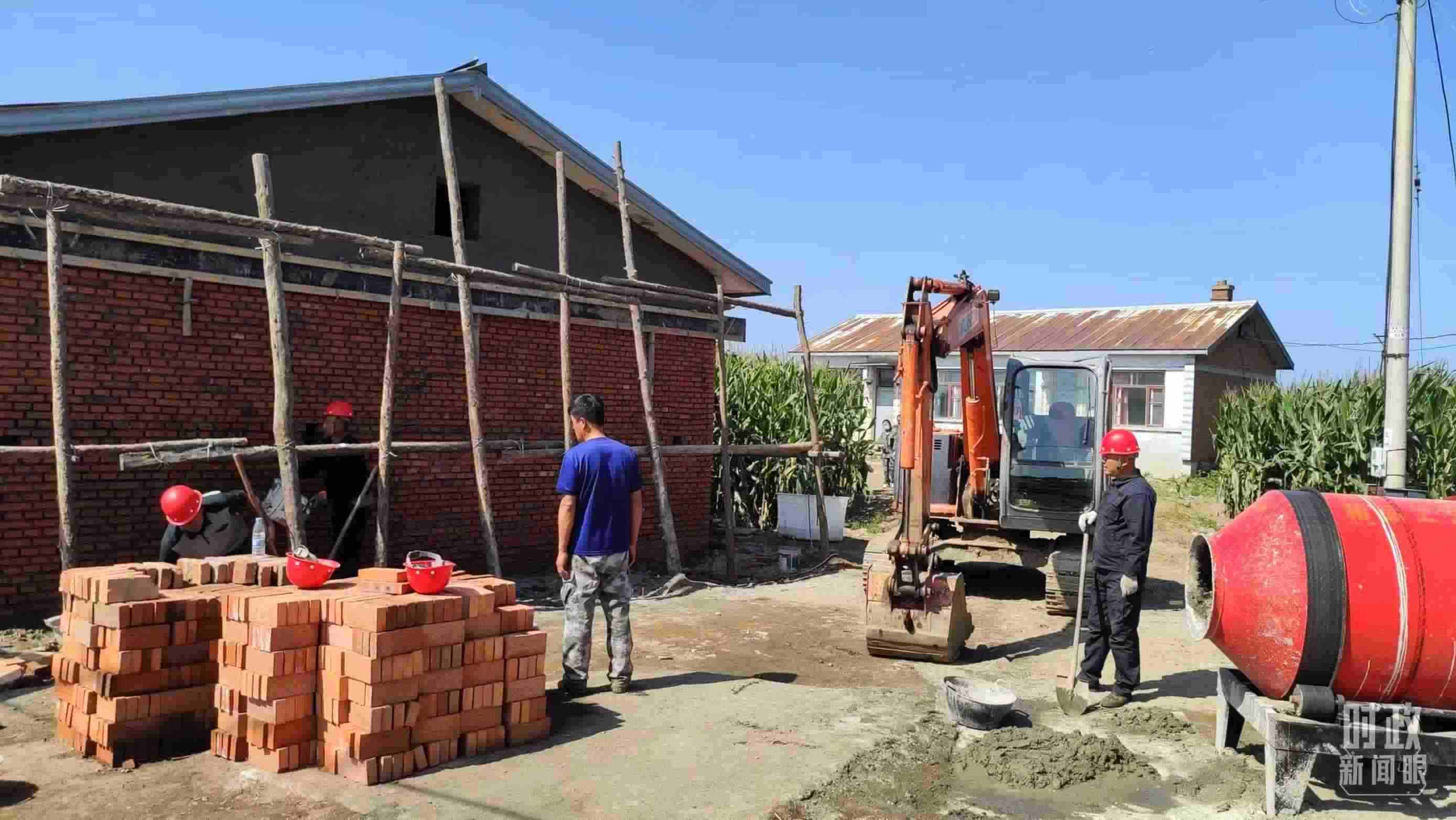 △村民正在修繕被損的房屋。（總臺央視記者薛冠南拍攝）