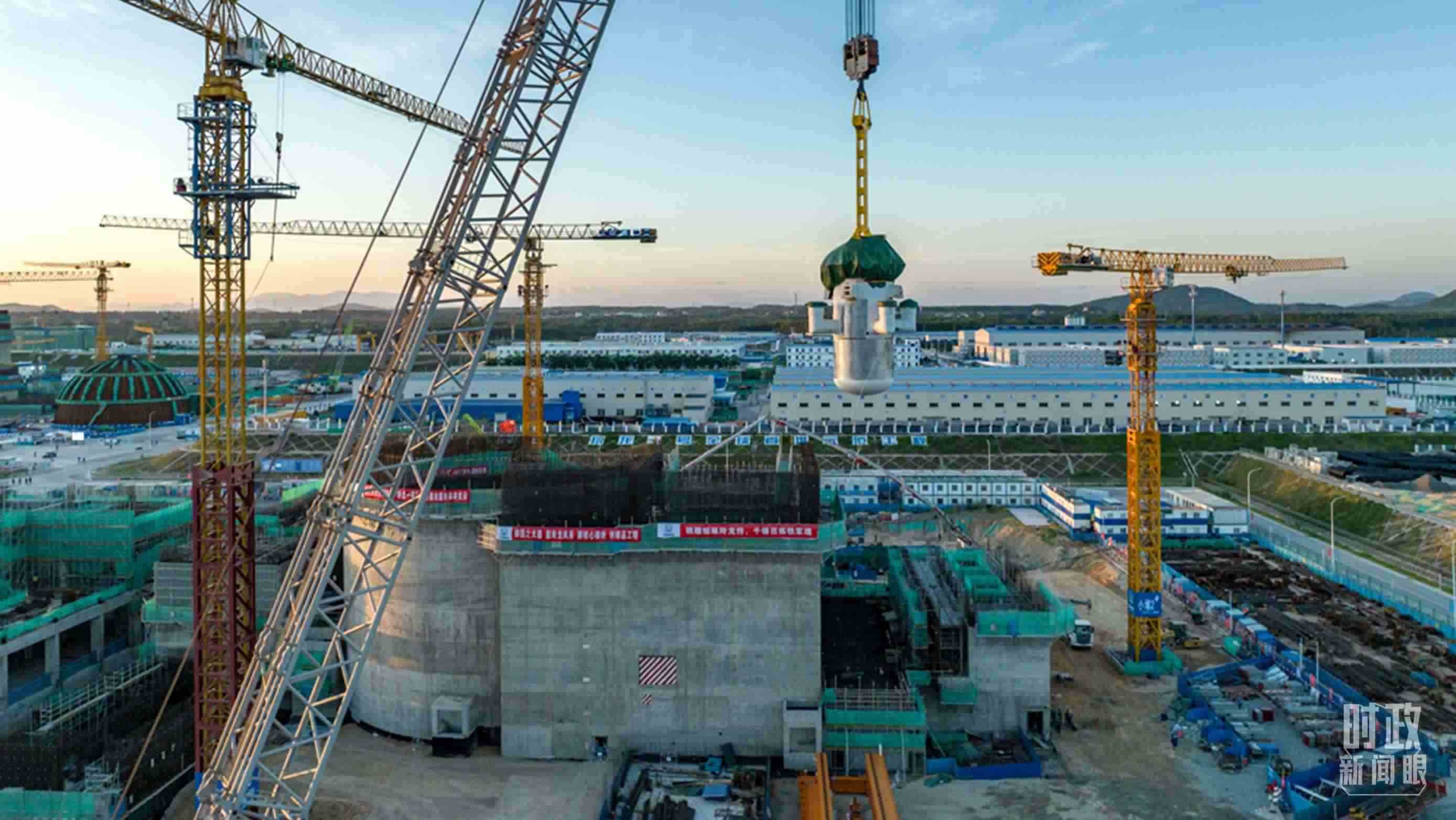 △8月10日，由中國第一重型機械股份公司承制的玲龍一號反應(yīng)堆核心模塊“玲龍之心”成功吊裝。（圖/國務(wù)院國資委網(wǎng)站）