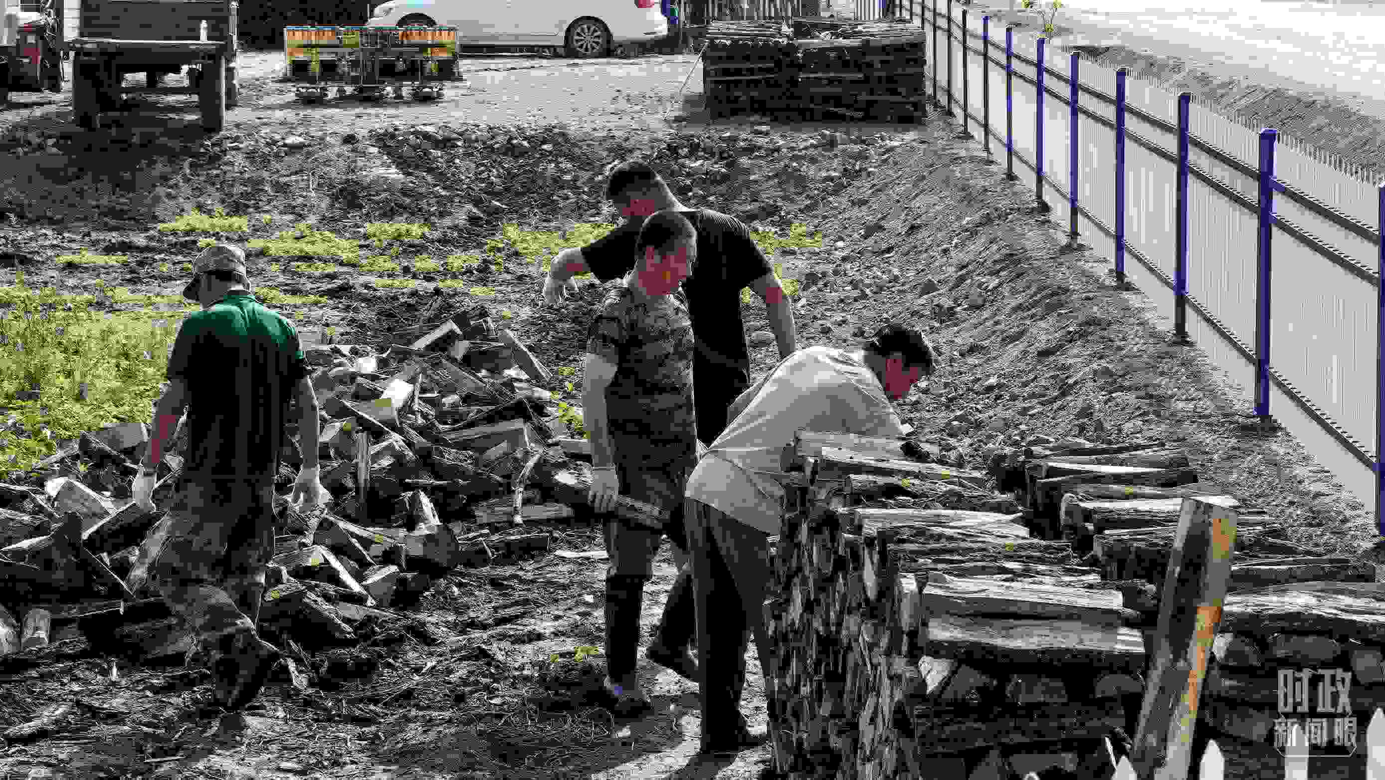 △村民正在整理家中被洪水沖垮的柴火垛。（總臺央廣記者潘毅拍攝）