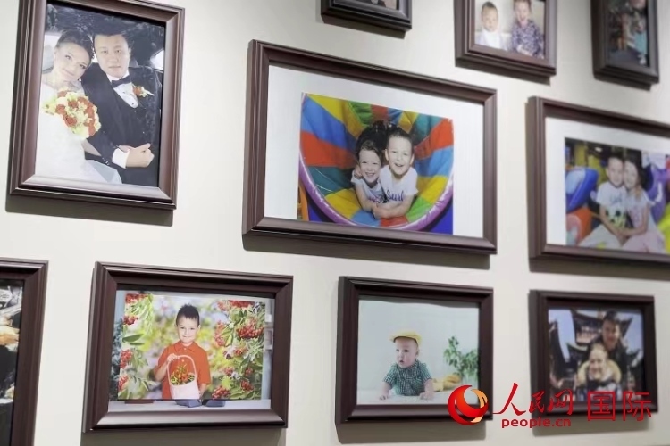 照片墻記錄每個(gè)幸福的瞬間。 人民網(wǎng) 皇甫萬(wàn)里攝