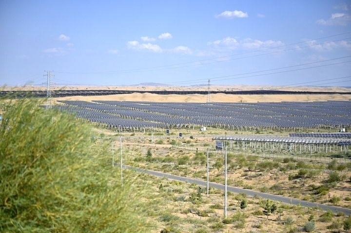 這是2023年8月24日拍攝的內(nèi)蒙古鄂爾多斯市達(dá)拉特光伏基地。新華社記者 賀書琛 攝