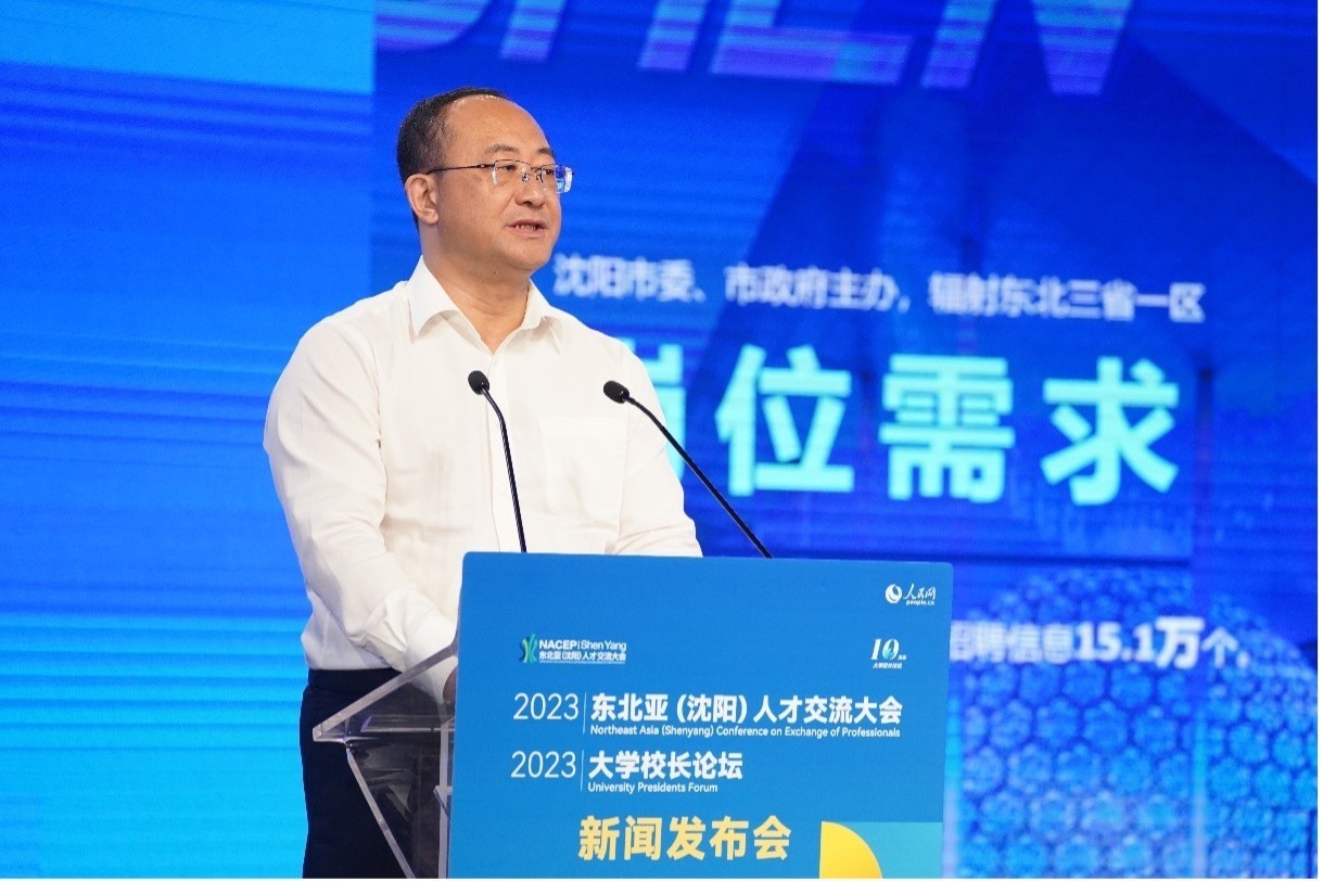 遼寧省沈陽(yáng)市人力資源和社會(huì)保障局黨組書(shū)記、局長(zhǎng)王志剛發(fā)布崗位需求和人才政策。人民網(wǎng)記者 馬天翼攝