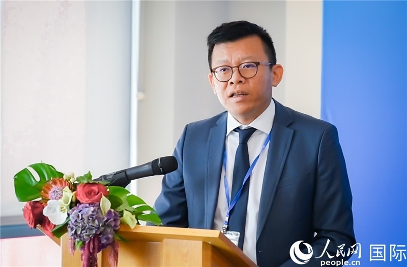 圖為中遠海運(歐洲)公司副總裁李震宇致辭。人民網(wǎng) 郭錦標攝