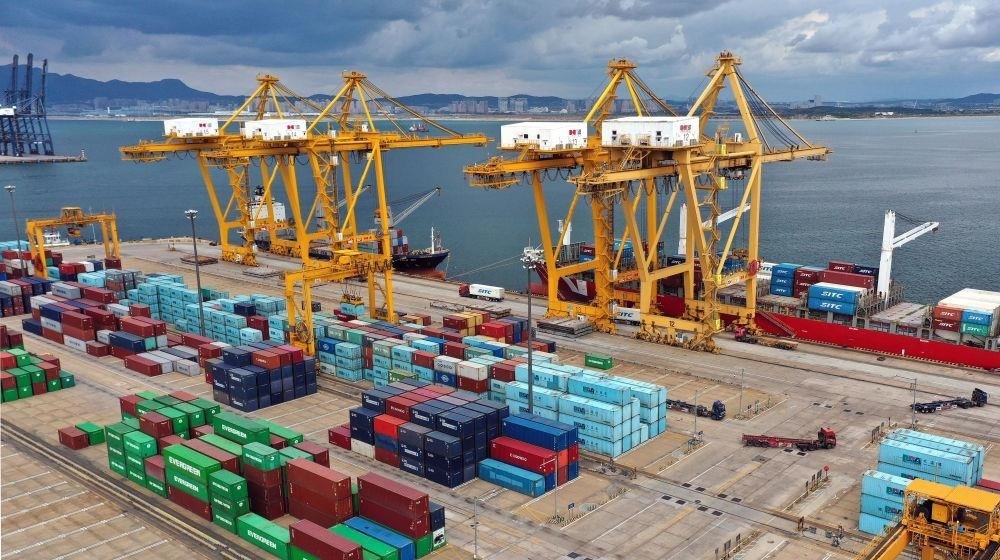 △在遼寧大連市遼寧港口集團(tuán)大連港集裝箱碼頭，貨輪在裝卸集裝箱。