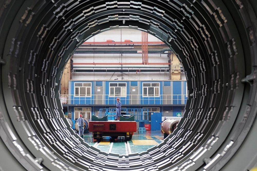 △2023年8月31日，工人在哈電集團(tuán)哈爾濱電機(jī)廠有限責(zé)任公司的水電分廠重型車(chē)間作業(yè)。