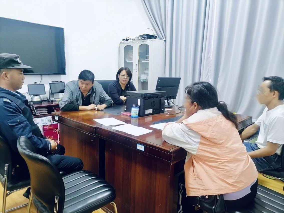 2023年8月4日，和立峰（左二）在調(diào)解一起家庭婚姻糾紛。受訪者供圖