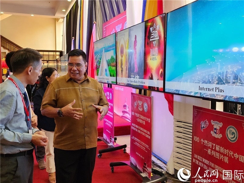 圖為菲律賓國家圖書館館長阿德里亞諾參觀新時代中國圖片展。人民網(wǎng)記者樊帆攝