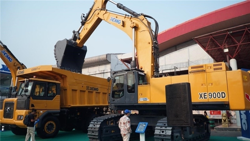 徐工集團展出的90噸礦用挖掘機與80噸自卸車。石偉攝影