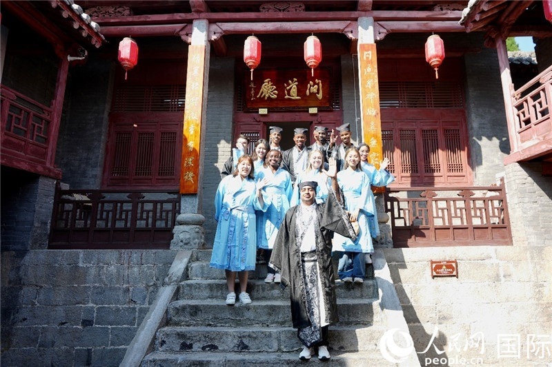 圖為選手們?cè)诤?huì)書(shū)院內(nèi)合影留念。人民網(wǎng) 盧鵬宇攝