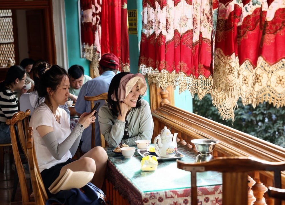 游客在新疆喀什古城景區(qū)百年老茶館內(nèi)品茶小憩（2023年9月7日攝）。新華社記者 蘭紅光 攝