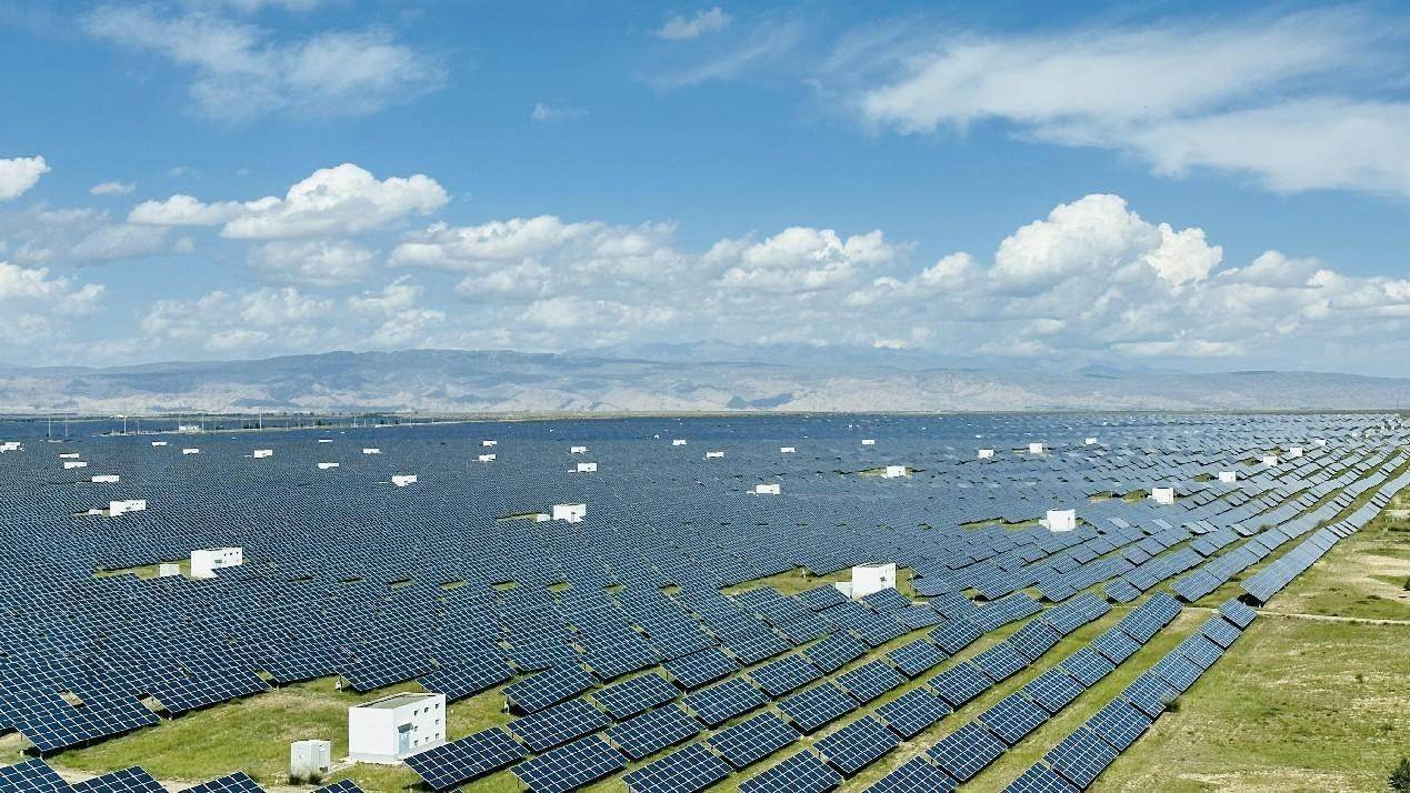 遠(yuǎn)眺青海省海南州光伏發(fā)電園區(qū)。人民網(wǎng) 劉沛然攝