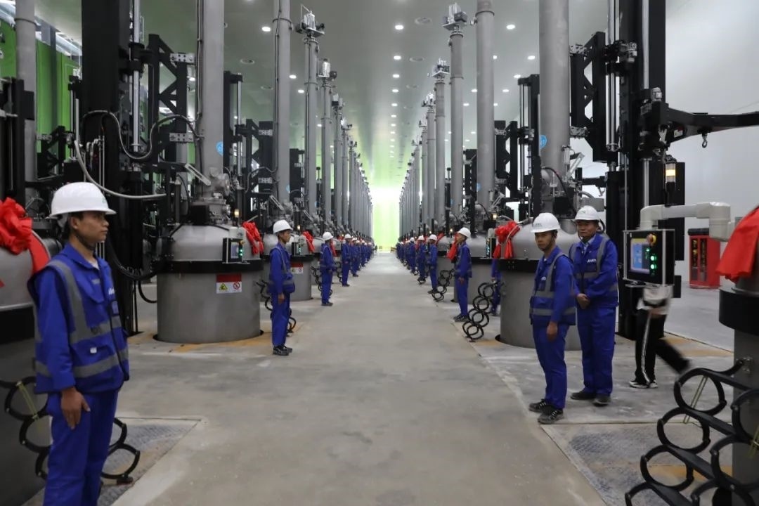 晶科能源二期20GW拉棒切方項目投產(chǎn)現(xiàn)場。南川工業(yè)園區(qū)管委會供圖