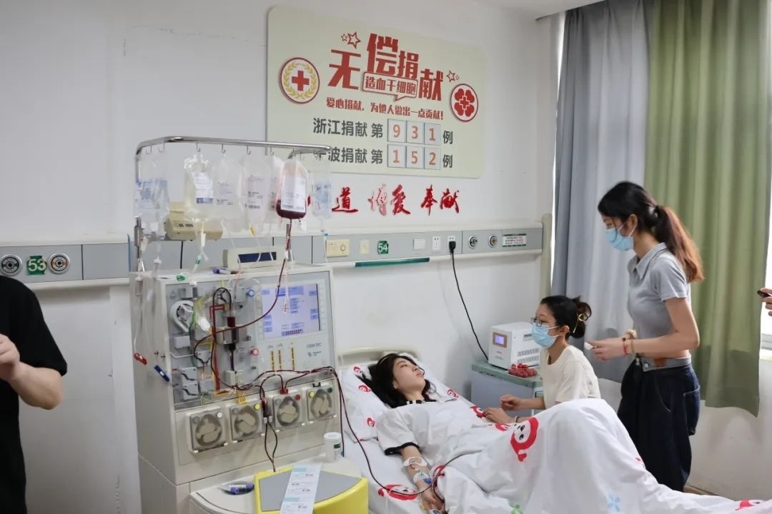 陸冰冰（右三）捐獻(xiàn)185毫升造血干細(xì)胞。受訪者供圖