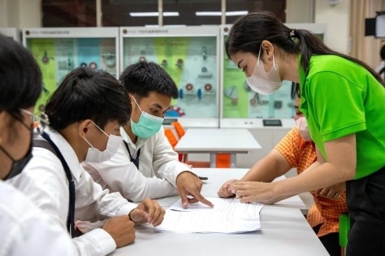 3月14日，在泰國大城府大城技術(shù)學(xué)院魯班工坊，教師（右一）給學(xué)生上課。新華社記者 王騰 攝