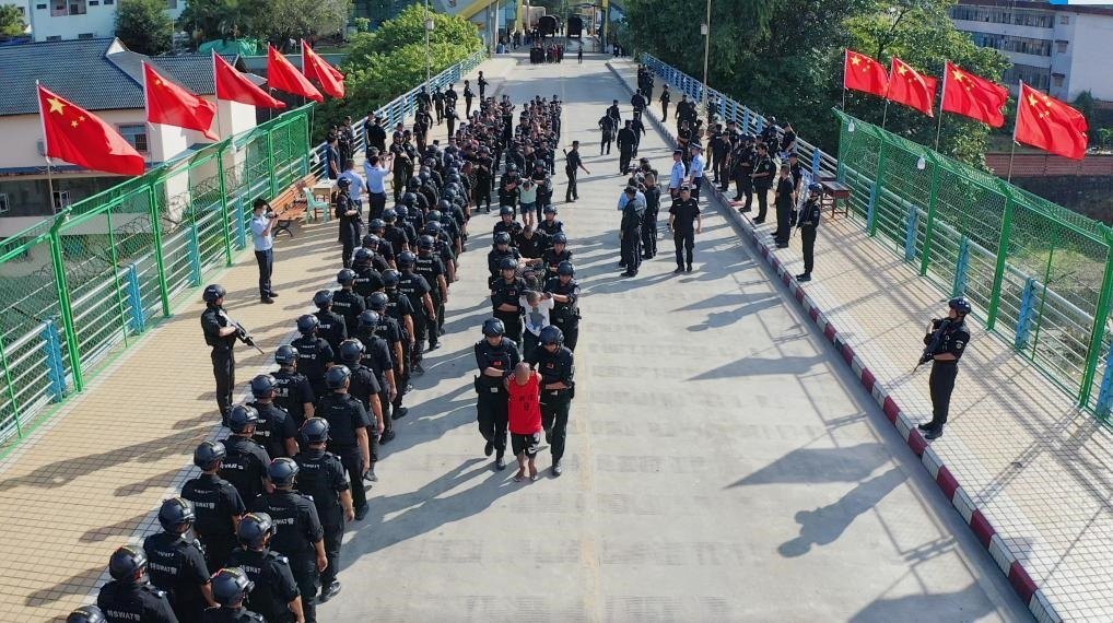 圖為涉詐犯罪嫌疑人移交我方。