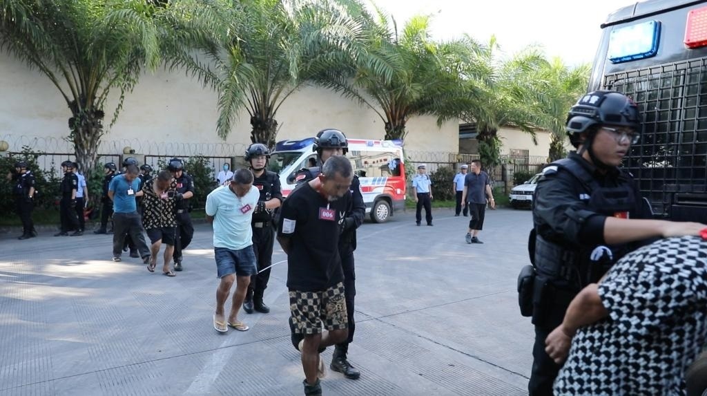 圖為涉詐犯罪嫌疑人移交我方。