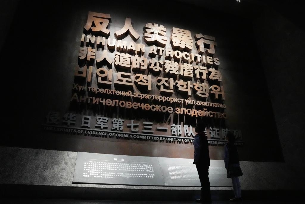 9月18日，青少年在侵華日軍第七三一部隊罪證陳列館內(nèi)參觀。新華社記者 王建威 攝