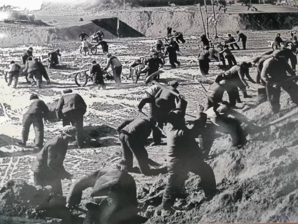 20世紀70年代，高西溝人治理水土流失場景。（資料圖片）