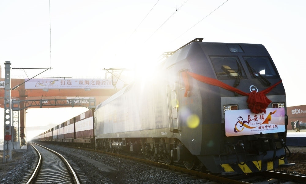 2013年11月28日，首趟由西安發(fā)往哈薩克斯坦阿拉木圖的長(zhǎng)安號(hào)國(guó)際貨運(yùn)列車(chē)等待出發(fā)。新華社記者 劉瀟 攝