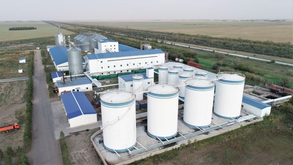 這是2022年9月2日在哈薩克斯坦北哈薩克斯坦州拍攝的愛(ài)菊農(nóng)產(chǎn)品物流加工園區(qū)（無(wú)人機(jī)照片）。新華社發(fā)（奧斯帕諾夫攝）