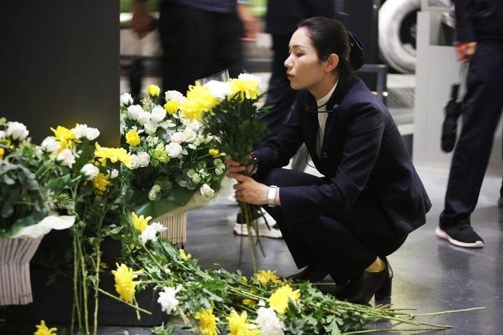 9月18日，工作人員在侵華日軍第七三一部隊罪證陳列館整理花束。新華社記者 石楓 攝