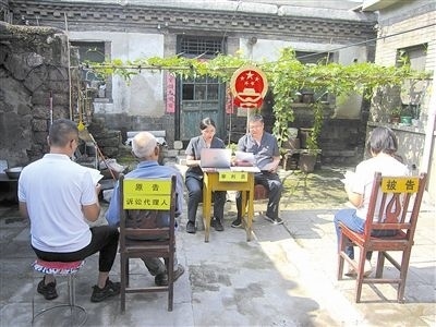 圖②：法庭在農家小院開展巡回審判。