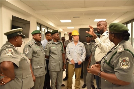 萊基港員工向海關(guān)工作人員講解掃描儀使用方法。受訪者供圖