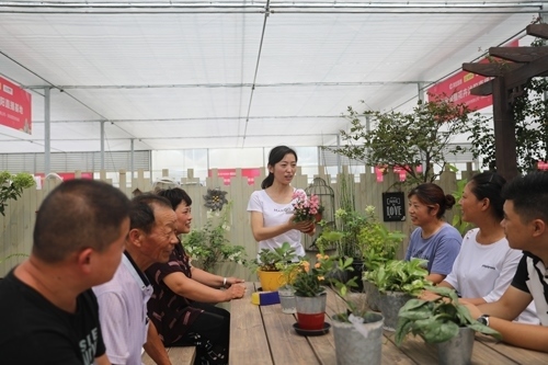 李敏向村民講授花木直播經(jīng)驗。受訪者供圖