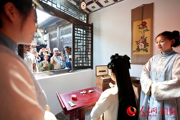 選手們觀看表演。人民網(wǎng) 盧鵬宇攝