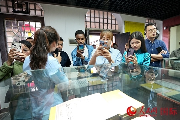 選手們認(rèn)真聆聽導(dǎo)游講解。人民網(wǎng) 盧鵬宇攝