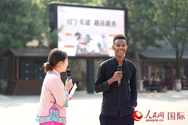 選手王安（乍得）挑戰(zhàn)“漢字英雄·越戰(zhàn)越勇”游戲。人民網(wǎng) 盧鵬宇攝