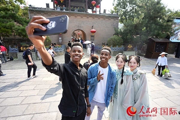 兩對雙胞胎偶遇合影。人民網(wǎng) 盧鵬宇攝