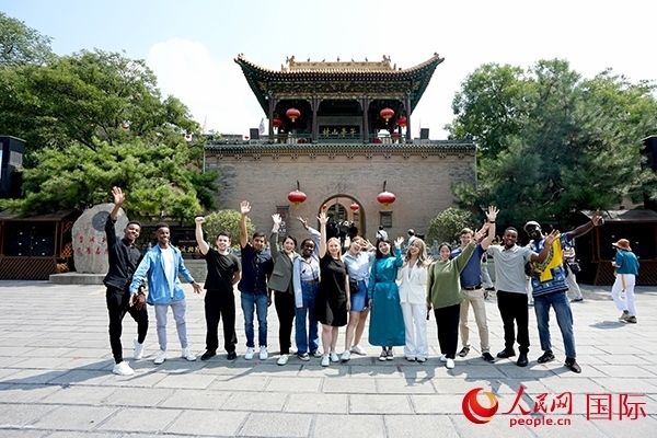 選手們在御書樓前合影。人民網(wǎng) 盧鵬宇攝