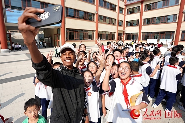 選手和學(xué)生們合影。人民網(wǎng) 盧鵬宇攝