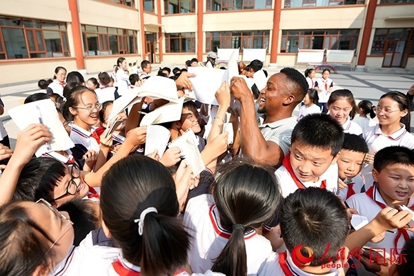 孩子們和選手互動簽名。人民網(wǎng) 盧鵬宇攝