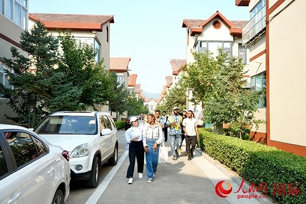 選手們在皇城村參觀。人民網(wǎng) 盧鵬宇攝