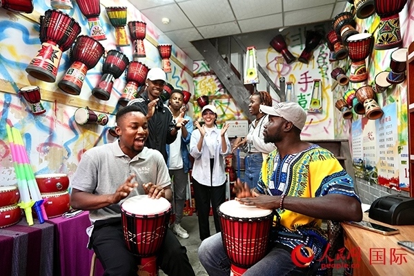 選手們敲起非洲鼓。人民網(wǎng) 盧鵬宇攝