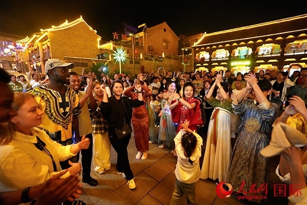 選手們和演員們一起舞蹈。人民網(wǎng) 盧鵬宇攝