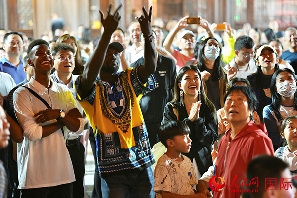 選手體驗(yàn)古城巡游。人民網(wǎng) 盧鵬宇攝