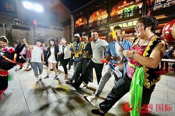 選手們和演員們一起載歌載舞。人民網(wǎng) 盧鵬宇攝