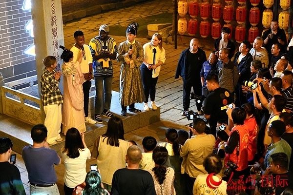 選手們一起演唱《大中國(guó)》。人民網(wǎng) 盧鵬宇攝