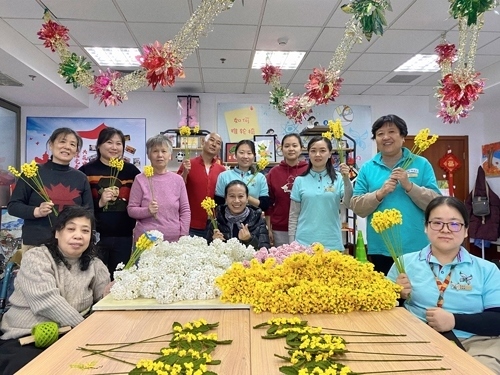 唐占鑫帶領(lǐng)團(tuán)隊(duì)為2022年北京冬奧會(huì)和冬殘奧會(huì)制作頒獎(jiǎng)花束。受訪者供圖