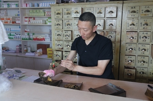 馬啟紅為病患精心配藥。受訪者供圖