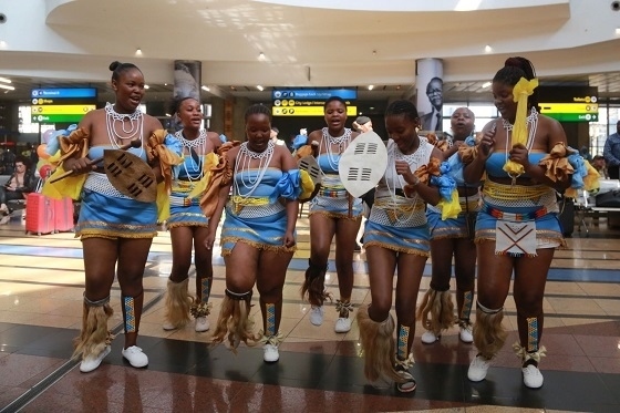 當(dāng)?shù)孛癖姎g迎中國(guó)旅行團(tuán)。北青旅提供