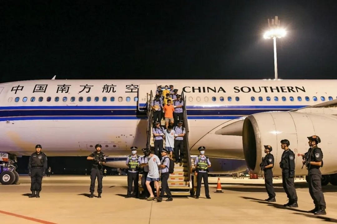 153名實(shí)施跨境裸聊敲詐的犯罪嫌疑人從印度尼西亞被押解回國。公安部供圖