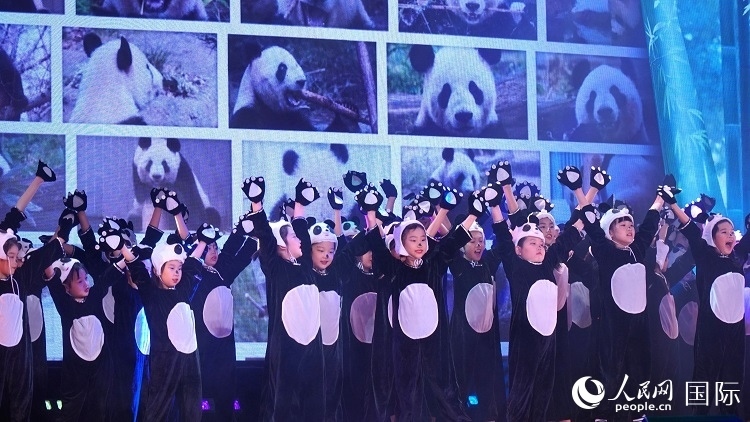 小演員們上演《歡樂功夫熊貓》。人民網(wǎng) 蔣曉辰攝