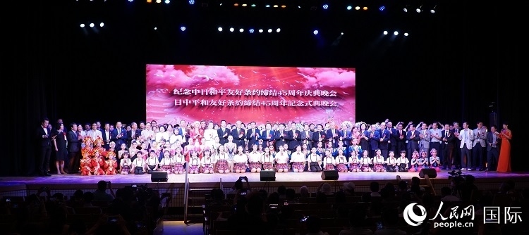 出席晚會(huì)的嘉賓與演員合影留念。人民網(wǎng) 蔣曉辰攝