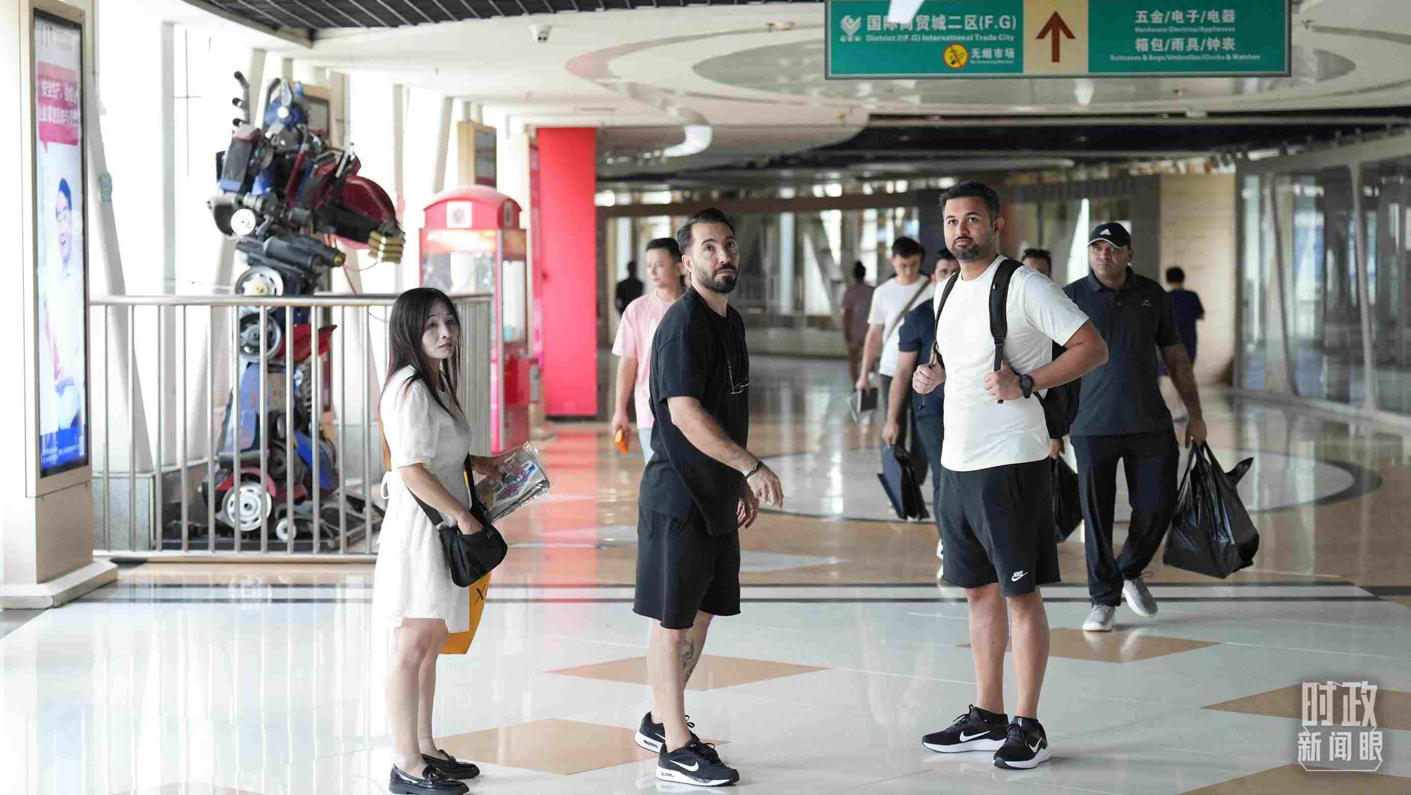 △義烏國際商貿(mào)城內(nèi)，來自世界各地的外商。（總臺(tái)國廣記者李晉拍攝）