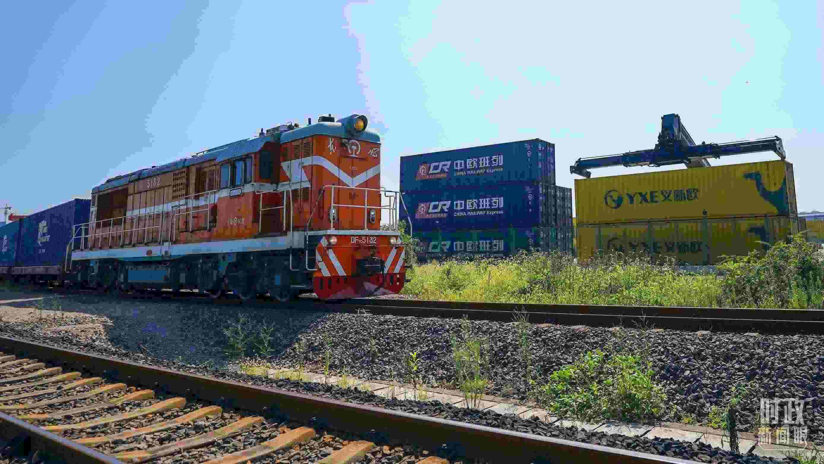 △“義新歐”先后開通了18條點(diǎn)對(duì)點(diǎn)的班列主線，業(yè)務(wù)范圍輻射50多個(gè)國家和160多個(gè)城市。（總臺(tái)國廣記者李晉拍攝）