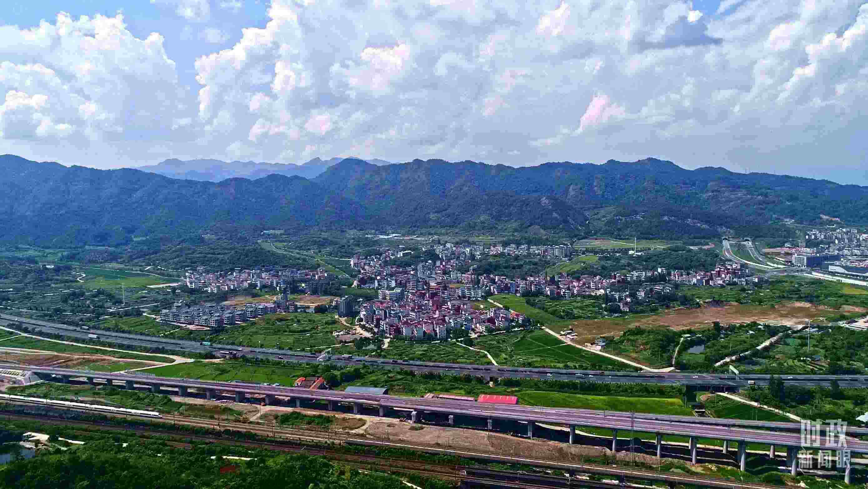 △李祖村航拍。（總臺(tái)央視記者范凱拍攝）